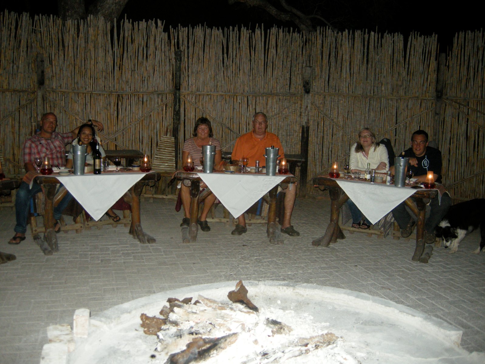 vindskyddad uteplats vid Mohlabetsi Safari Lodge